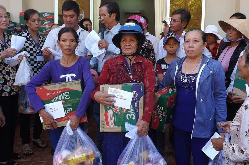 Trao quà cho người nghèo ở Đầm Đơi, Cà Mau