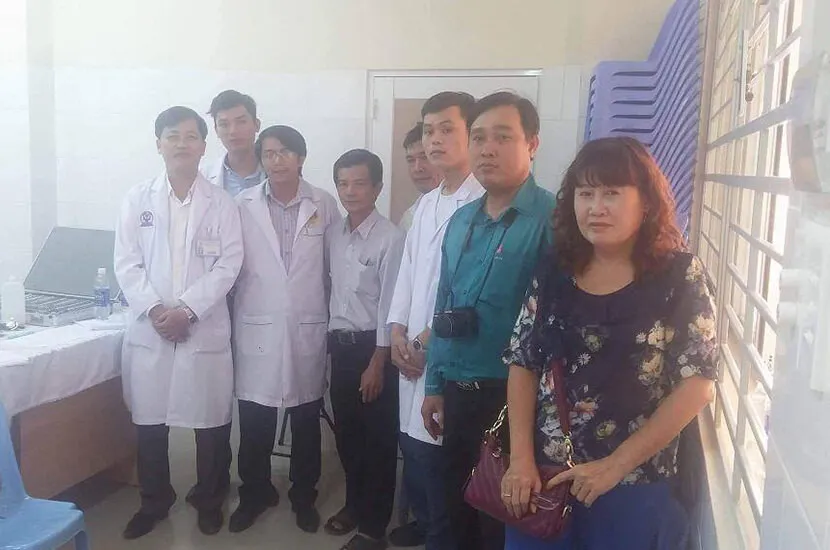 Khám và đo độ mắt cho người tần tật TTBTXH Hiệp Bình Chánh