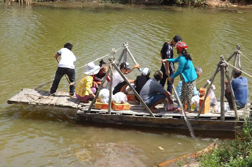 Cảnh qua sông khi chưa có cầu Khánh Triệu