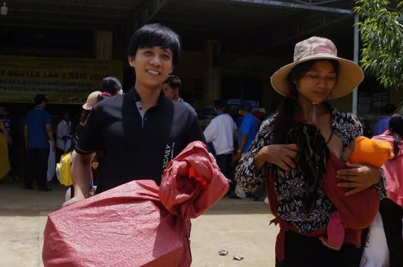 Thành viên đoàn hỗ trợ chuyển hàng cho người dân