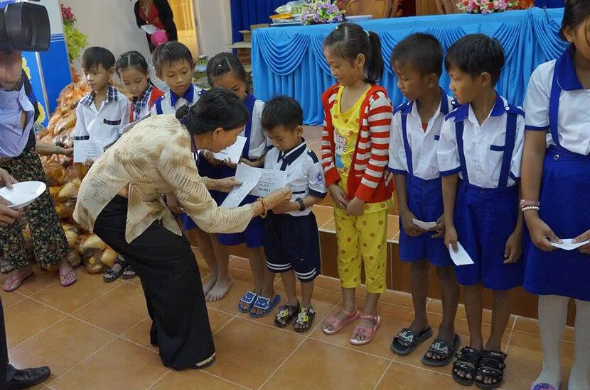 Suất Cơm Từ Thiện Bình Triệu