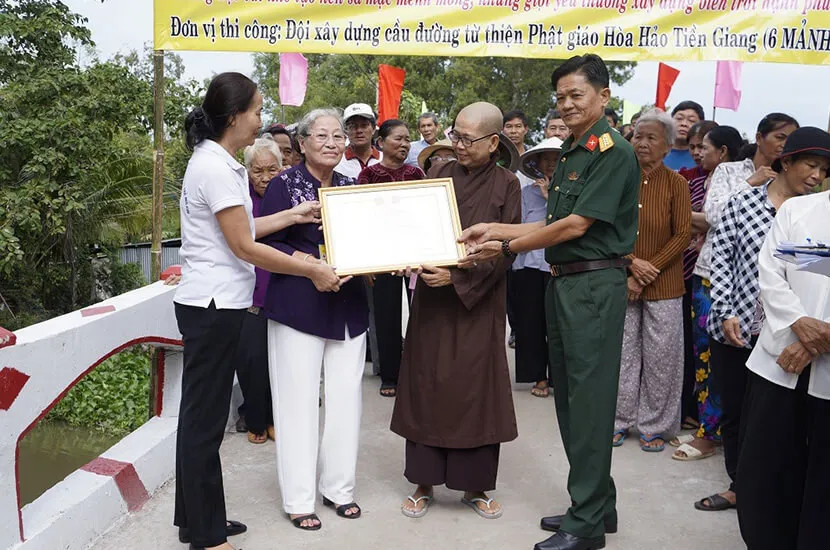 Tặng bằng khen xây dựng cầu Bưng Bồn Bồn
